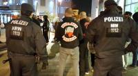 Polizisten bei einer Veranstaltung des Rockerclubs 
