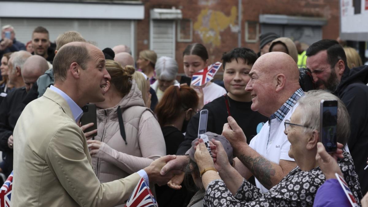 William, Prinz von Wales, traf nach seinem Besuch bei der East Belfast Mission im Skainos Centre auf Einwohner und G&auml;ste der Stadt. (Foto)