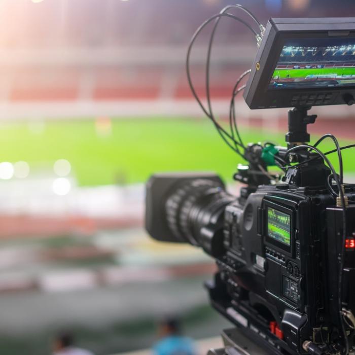 Schock-Szenen im TV! Sport-Experte bricht während Live-Sendung zusammen - So geht es ihm jetzt
