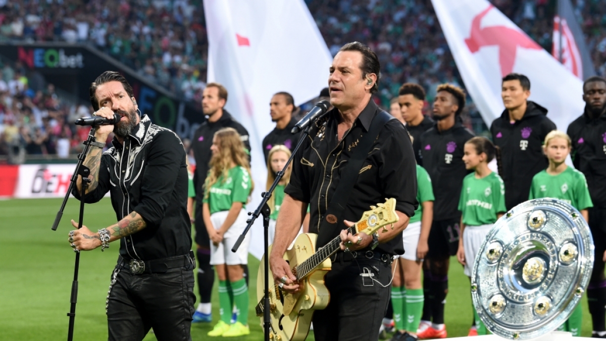 Die Band "The BossHoss" singen die Nationalhymne beim Bundesliga-Auftakt. Im Anschluss hagelt es Spott und H&auml;me im Netz. (Foto)