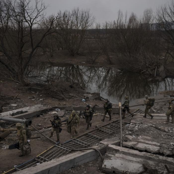 Unfassbares Video! Ukraine-Opa klaut Kreml-Soldaten kompletten Munitionswagen