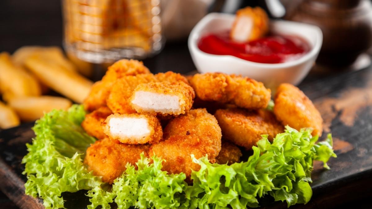 Die Stiftung Warentest hat 20 Chicken Nuggets und Veggie-Alternativen unter die Lupe genommen. (Foto)