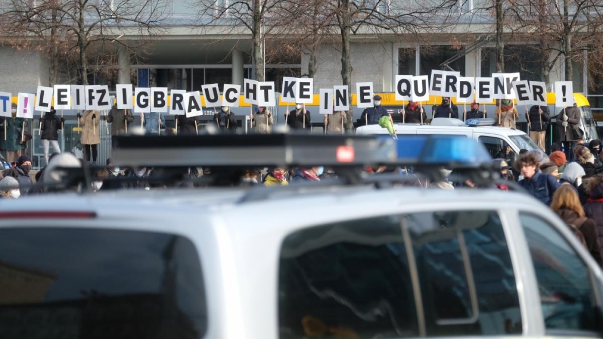 "Leipzig braucht keine Querdenker": Mehrere Hundert Menschen protestieren gegen eine geplante Kundgebung von Kritikern der Corona-Politik der Bundesregierung. (Foto)