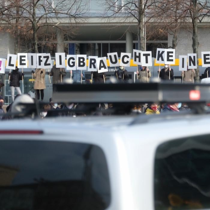 Demonstranten durchbrechen Polizeikette, OB Jung kritisiert Proteste