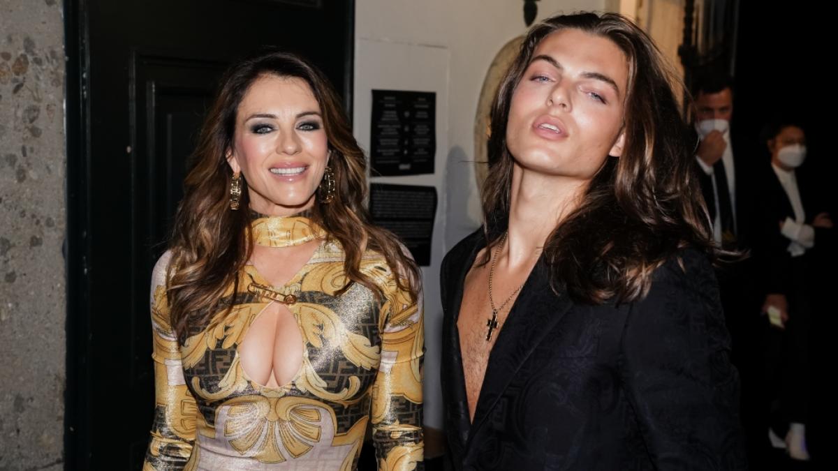 Elizabeth Hurley mit ihrem Sohn Damian im September 2021. (Foto)