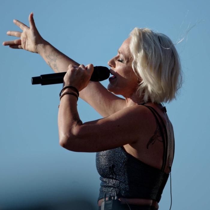 Notfall beim Konzert! Schlagerstar unterbricht Bühnenshow