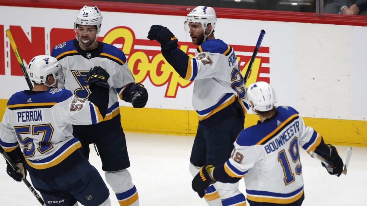 Eishockey: NHL, Colorado Avalanche - St. Louis Blues: St. Louis Blues-Verteidiger Alex Pietrangelo (2.v.r) feiert mit David Perron (l-r), Zach Sanford und Verteidiger Jay Bouwmeester ein Tor. (Foto)