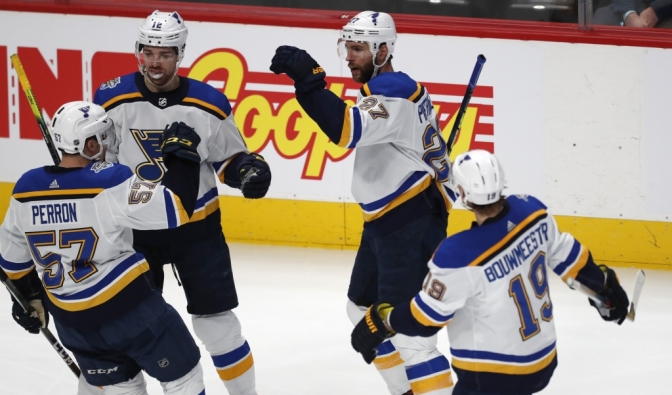 Eishockey: NHL, Colorado Avalanche - St. Louis Blues: St. Louis Blues-Verteidiger Alex Pietrangelo (2.v.r) feiert mit David Perron (l-r), Zach Sanford und Verteidiger Jay Bouwmeester ein Tor.