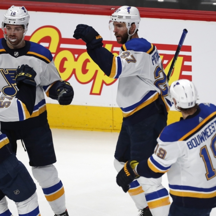 J. Snuggerud scored in der NHL
