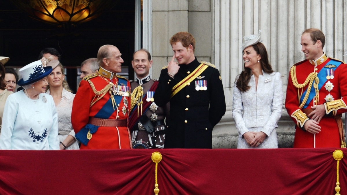 Die britische K&ouml;nigsfamilie am 14. Juni 2014. Von links nach rechts: Queen Elizabeth II, Prinz Philip, Prinz Harry, Herzogin Kate und Prinz William. (Foto)