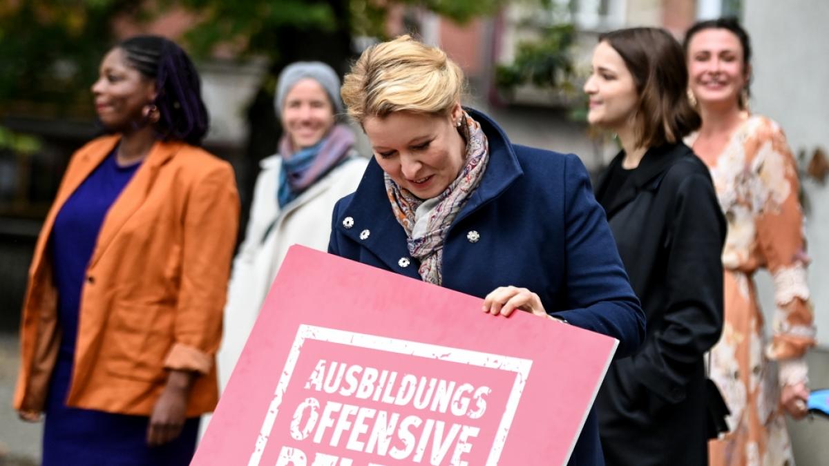 Franziska Giffey will mit "Ehrenpflegas" den Fachkr&auml;ftem&auml;ngel in der Pflege bek&auml;mpfen. (Foto)