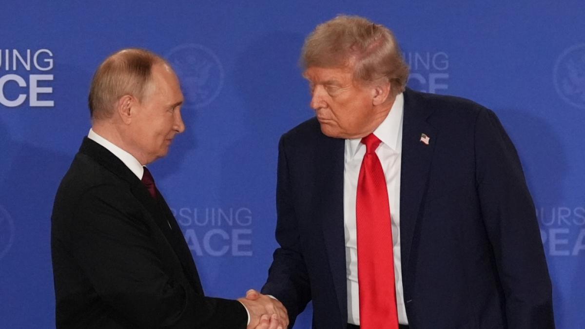 Nach dem ergebnislosen Alaska-Gipfel soll es ein weiteres Treffen zwischen Wladimir Putin (l.) und US-Pr&auml;sident Donald Trump (r.) in Budapest geben. (Foto)