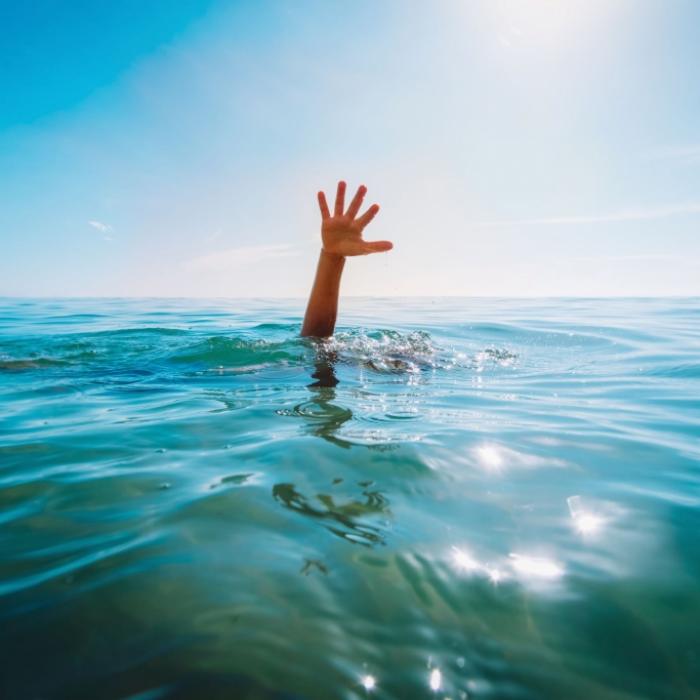 Sie holte keine Hilfe! Tante stößt Neffen (3) in den See und lässt ihn ertrinken