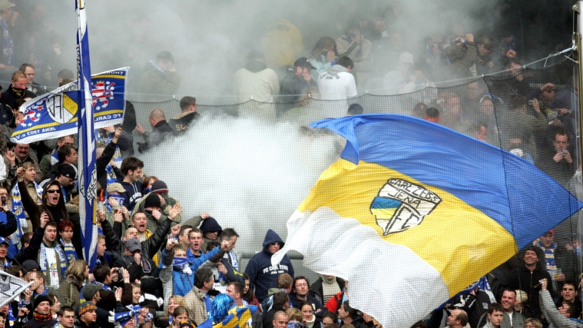 Unter der blau-gelb-wei&szlig;en Fahne von Jena feuern die Fans den FC Carl Zeiss an. (Symbolbild) (Foto)