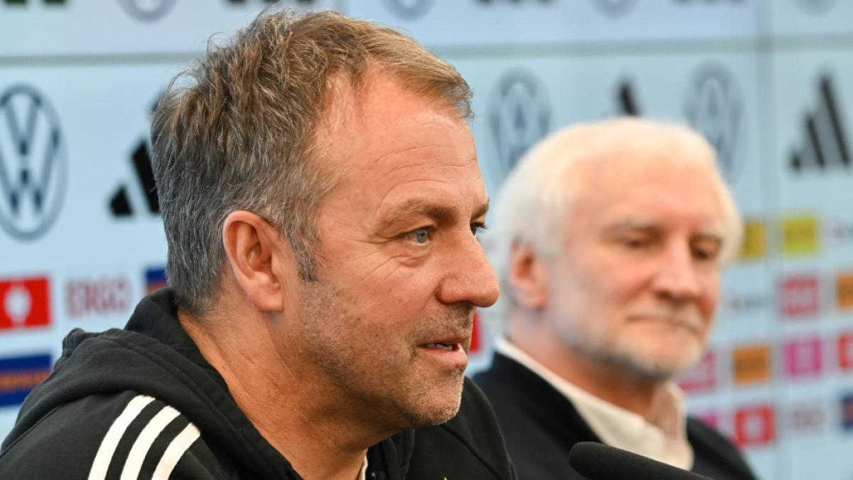 Trainer Hansi Flick (l.) und der neue DFB-Sportdirektor Rudi V&ouml;ller hoffen auf erfolgreiche Freundschatsspiele gegen Peru und Belgien. (Foto)