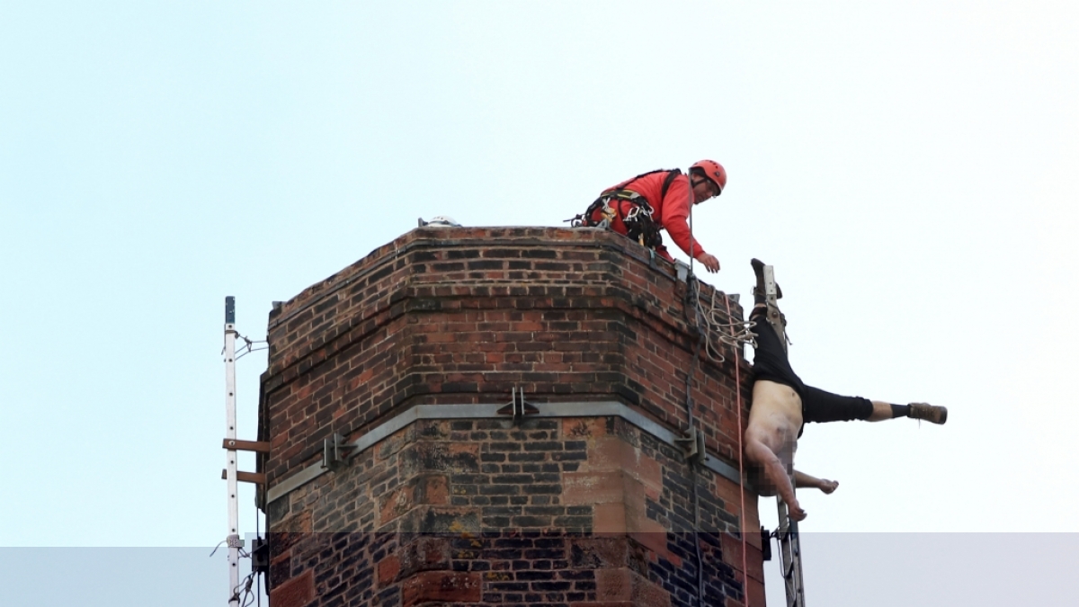 Der Mann, der in Carlisle in 80 Meter H&ouml;he an einem Schornstein hing, verstarb bevor er gerettet werden konnte. (Foto)