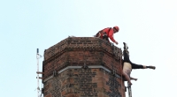 Der Mann, der in Carlisle in 80 Meter Höhe an einem Schornstein hing, verstarb bevor er gerettet werden konnte.