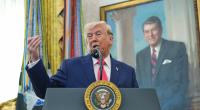 Donald Trump spricht im Weißen Haus.