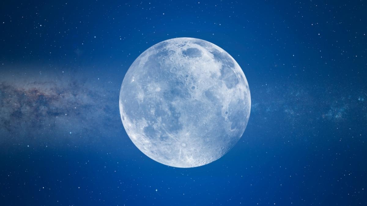 Im Januar leuchtet ein Eismond am Himmel. (Foto)