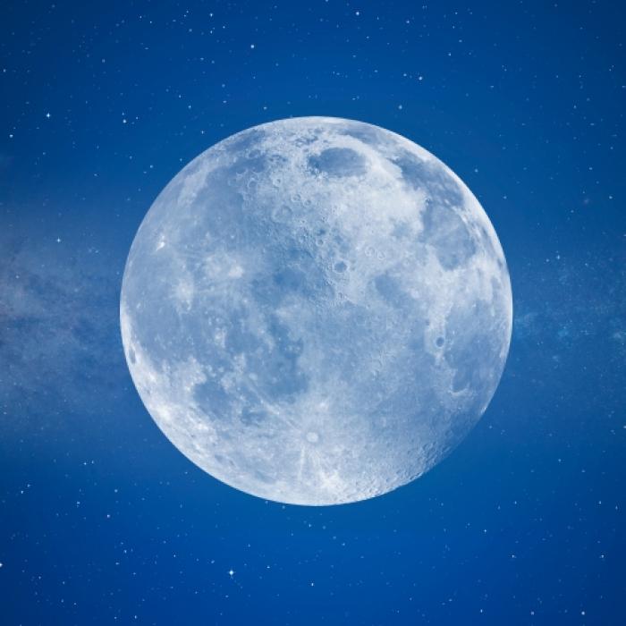 Eismond leuchtete am Nachthimmel! Was steckt hinter dem Phänomen?