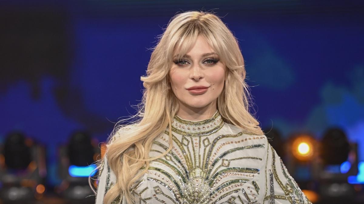 Marie Reim steht nach der Aufzeichnung der "Beatrice Egli Show" auf der B&uuml;hne. (Foto)