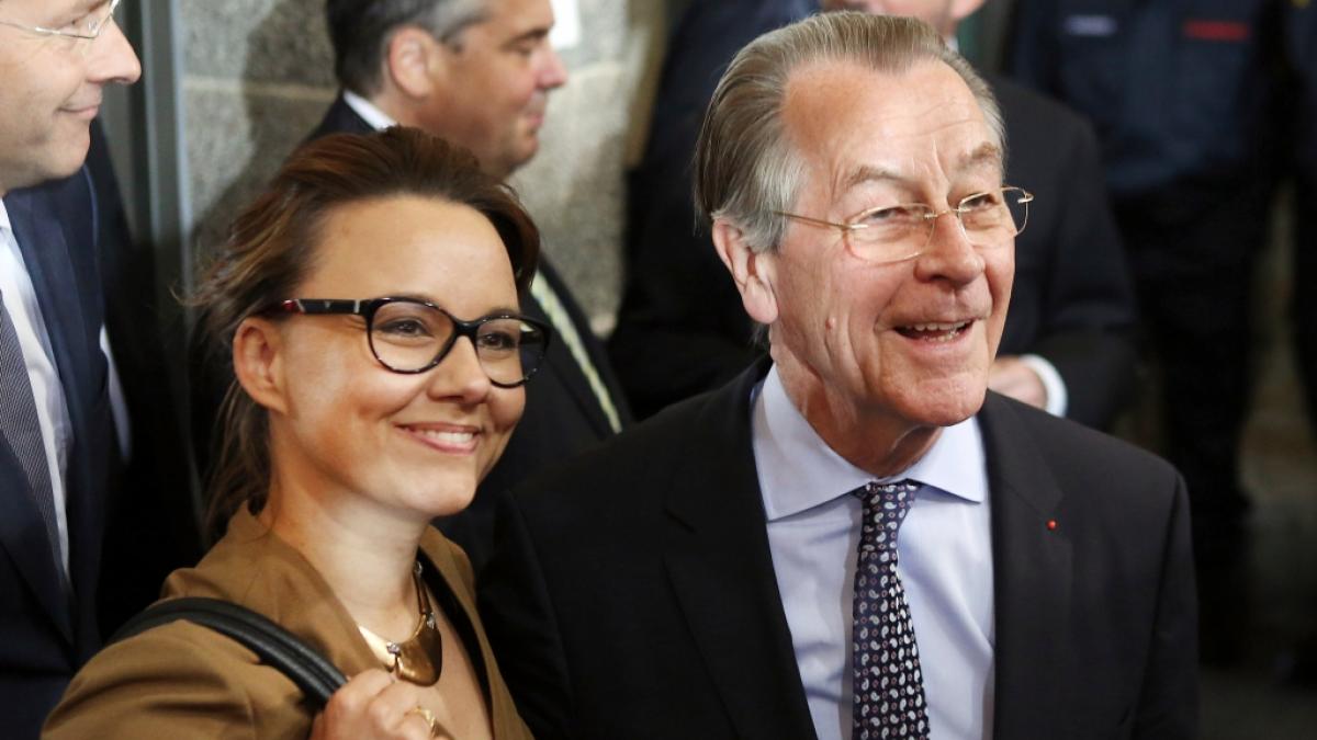 Der ehemalige SPD-Vorsitzende Franz M&uuml;ntefering mit seiner Frau Michelle M&uuml;ntefering bei der Karlspreisverleihung 2015. (Foto)