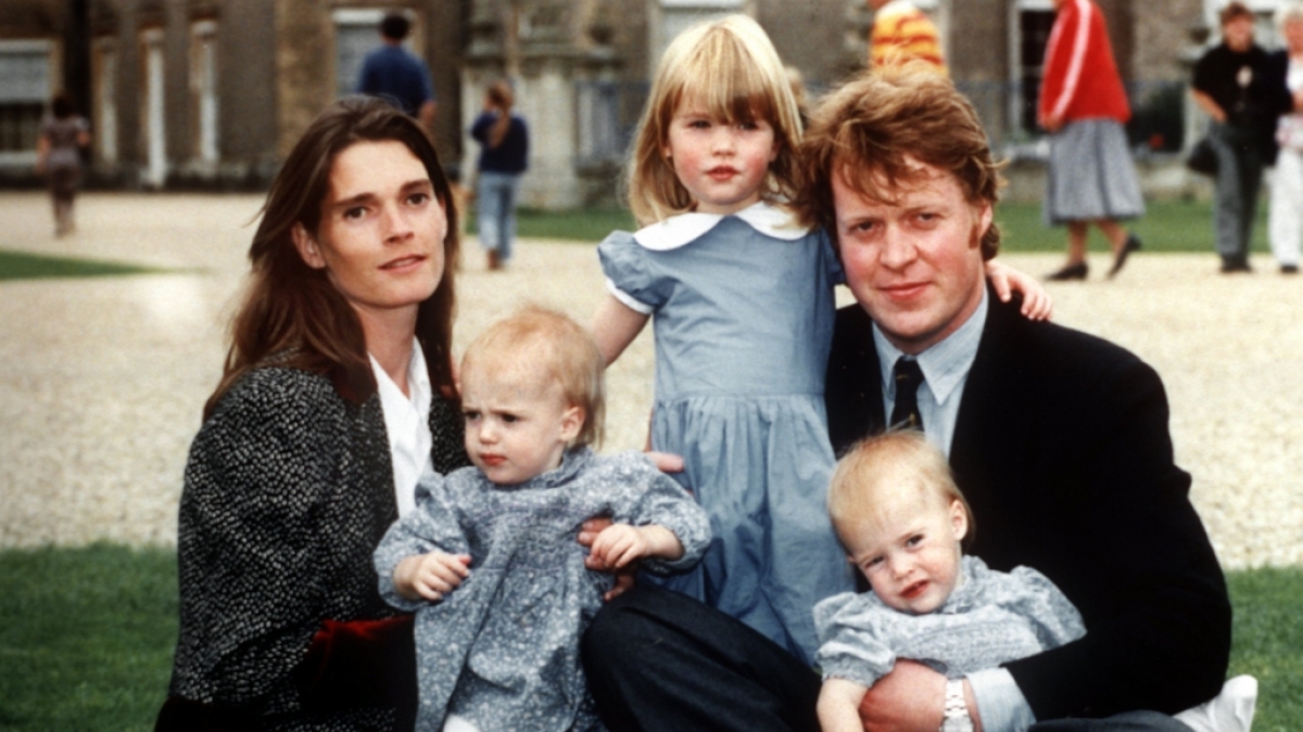 Papas ganzer Stolz: Earl Spencer mit seiner Ehefrau Victoria Lockwood, der &auml;ltesten Tochter Kitty Spencer (Mitte) und den Zwillingen Amelia und Eliza Spencer. (Foto)