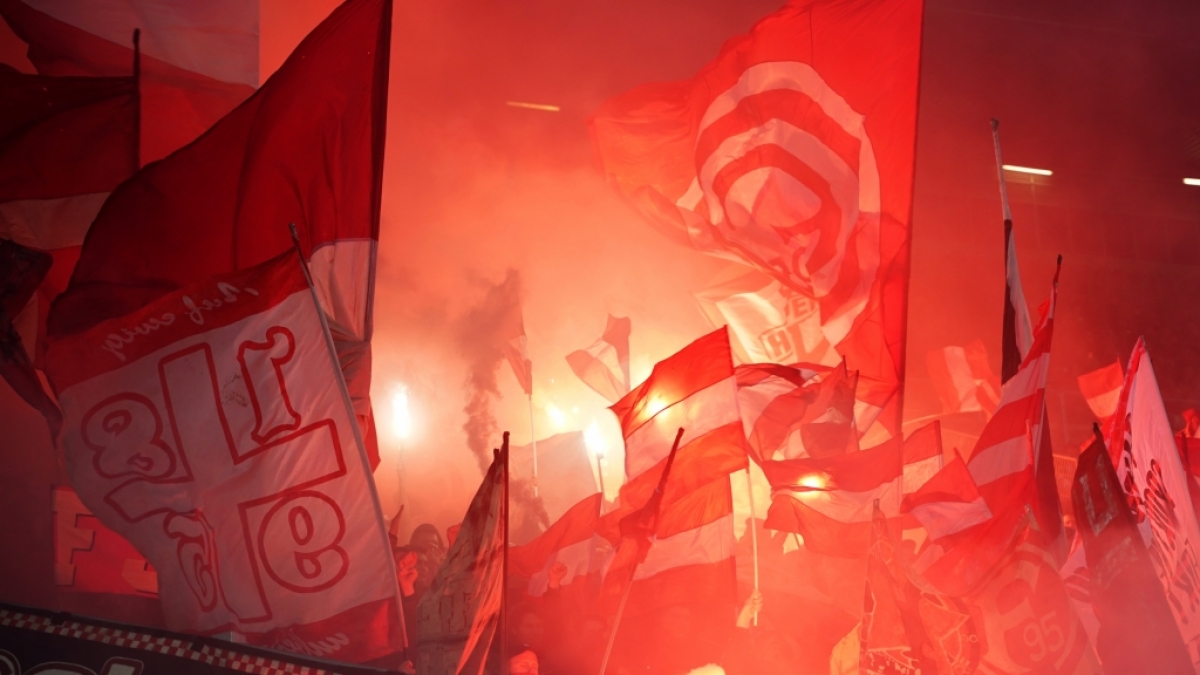 Die Fahnen von Fortuna D&uuml;sseldorf zeigen die Unterst&uuml;tzung der Fans. (Symbolbild) (Foto)