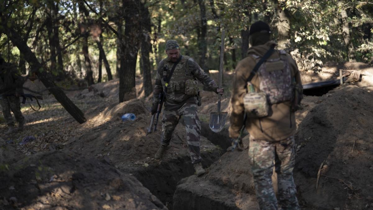 Ukrainische Soldaten &uuml;berpr&uuml;fen von Russen ausgehobene Sch&uuml;tzengr&auml;ben. (Foto)