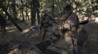 Ukrainische Soldaten überprüfen von Russen ausgehobene Schützengräben.