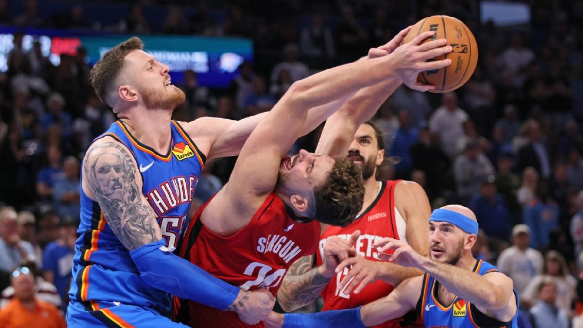 Isaiah Hartenstein (l) von dem Oklahoma City Thunder block den Ball von Alperen Sengun der Houston Rockets, am 21.10.2025. (Symbolbild) (Foto)