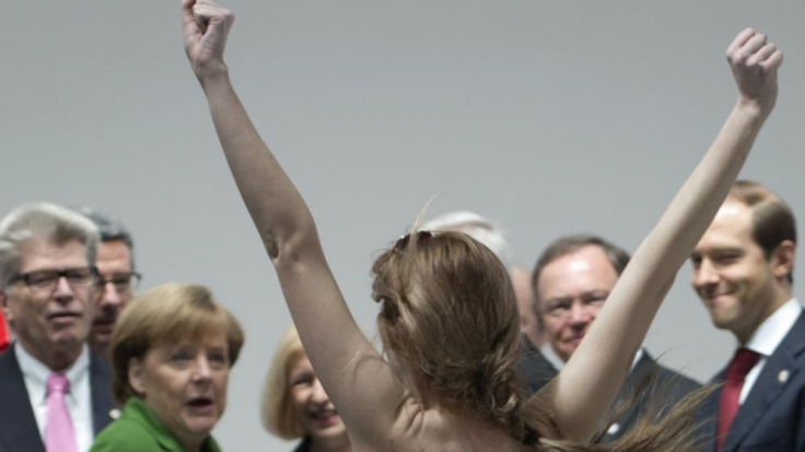 Da staunt Bundeskanzlerin Angela Merkel nicht schlecht: Femen mischte die Hannover Messe auf.