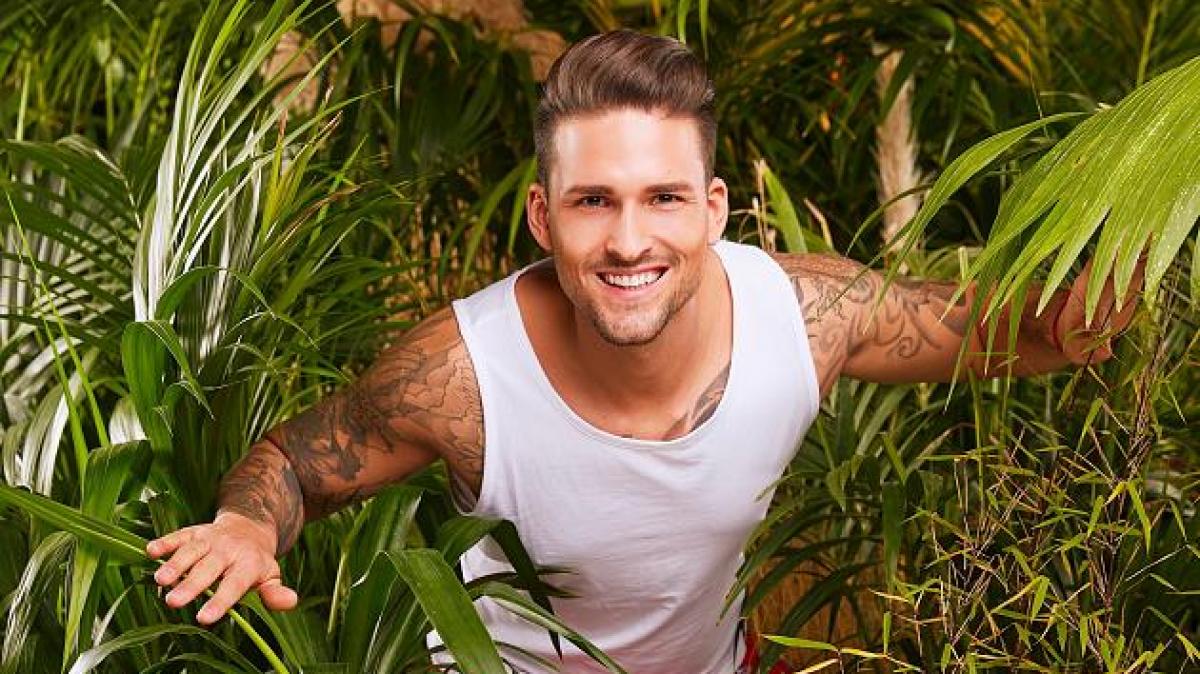 Dschungelcamper Marco Cerullo zeigt was er hat. (Foto)