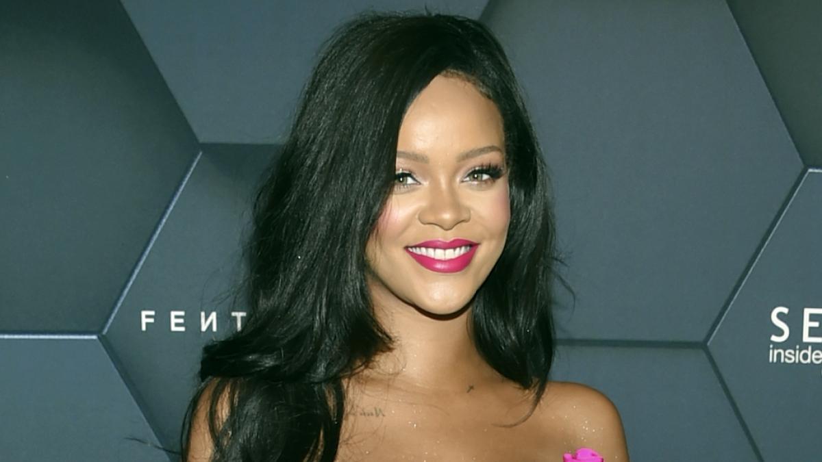 S&auml;ngerin Rihanna, die sich k&uuml;rzlich noch mit rundem Schwangerschaftsbauch zeigte, &uuml;berrascht ihre Fans jetzt halb nackt und ohne Babykugel. (Foto)