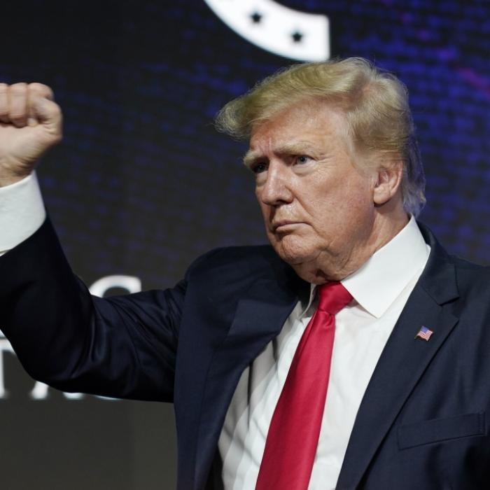 Billig statt prunkvoll! SO macht Ex-Präsident Trump jetzt Theater