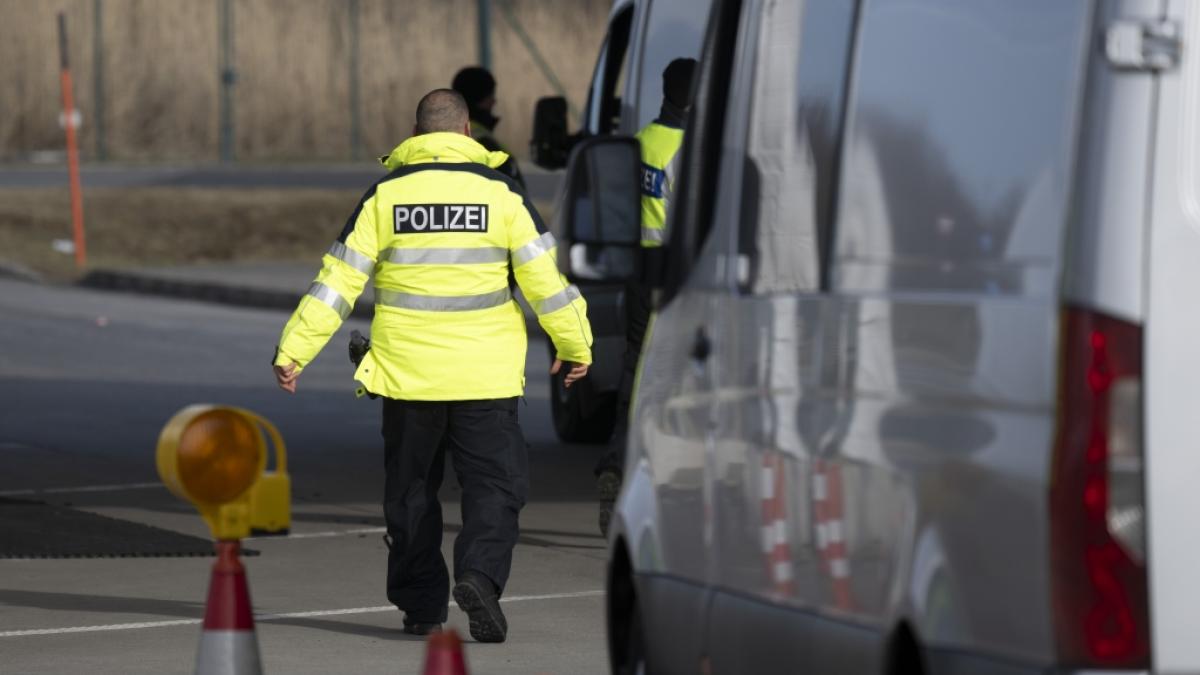 Ein Polizist an der deutsch-tschechischen Grenze. Versch&auml;rfte Kontrollen f&uuml;hren zu weniger Migration. (Foto)