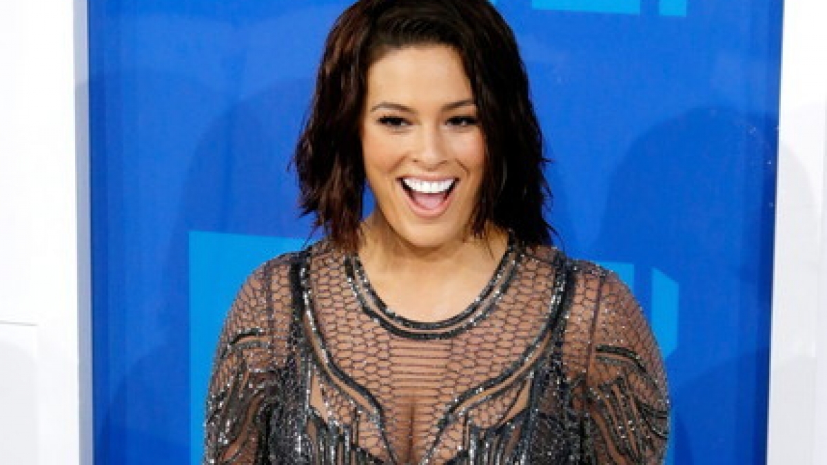 Curvy Model Ashley Graham (29) wei&szlig; mit ihren weiblichen Reizen zu verz&uuml;cken. (Foto)