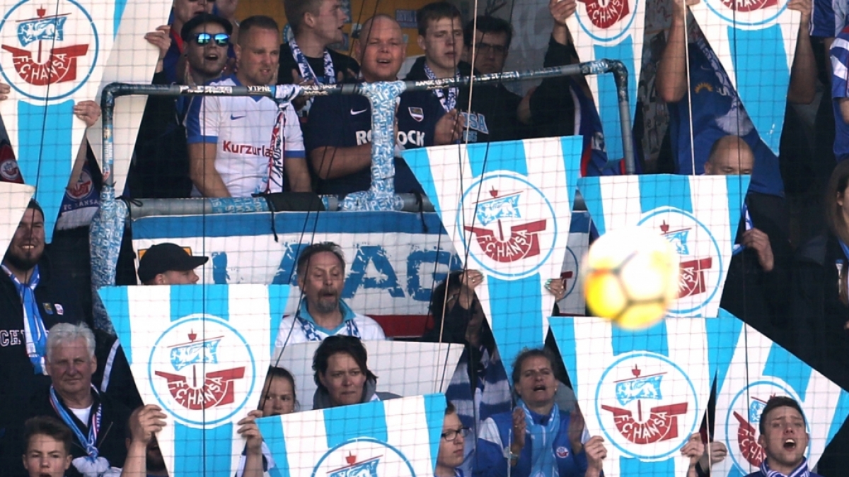 Die Fans vom FC Hansa Rostock feuern ihr Team energisch an. (Symbolbild) (Foto)
