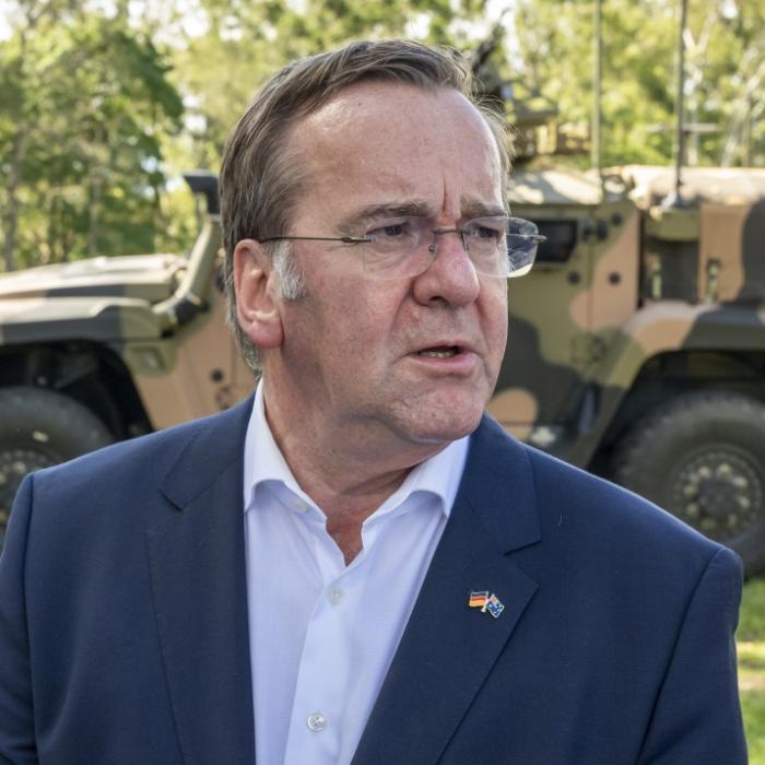Verteidigungsminister laut Gutachten des Rechtsbruchs verdächtig