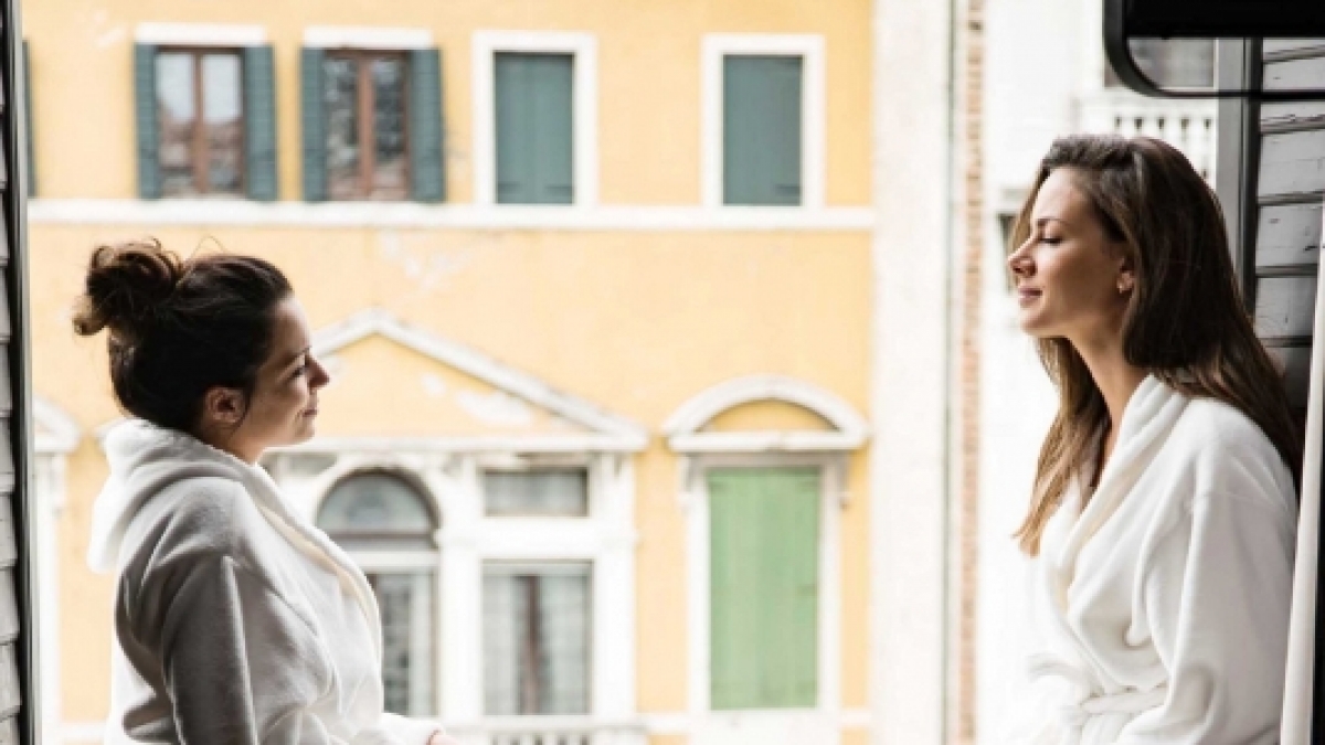 Ein tr&auml;nenreicher Abschied r&uuml;ckt n&auml;her: Emily (Anne Menden) und Jasmin (Janina Uhse) m&uuml;ssen sich schon bald voneinander verabschieden. (Foto)