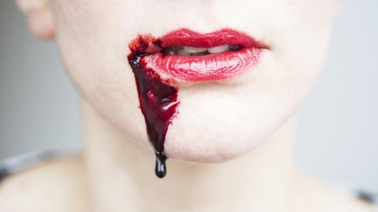 Das Trinken des Menstruationsblutes soll die Periode verkürzen.