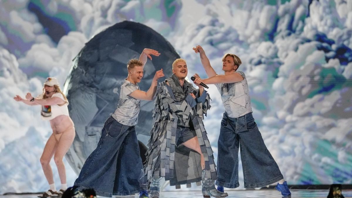 Der Beitrag von Windows95man aus Finnland f&auml;llt beim ESC 2024 gleich in mehrfacher Hinsicht auf: Ein &uuml;berdimensionales Jeans-Ei schm&uuml;ckt die B&uuml;hne, doch der K&uuml;nstler muss (zun&auml;chst) ohne Hose auskommen. (Foto)