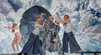 Der Beitrag von Windows95man aus Finnland fällt beim ESC 2024 gleich in mehrfacher Hinsicht auf: Ein überdimensionales Jeans-Ei schmückt die Bühne, doch der Künstler muss (zunächst) ohne Hose auskommen.