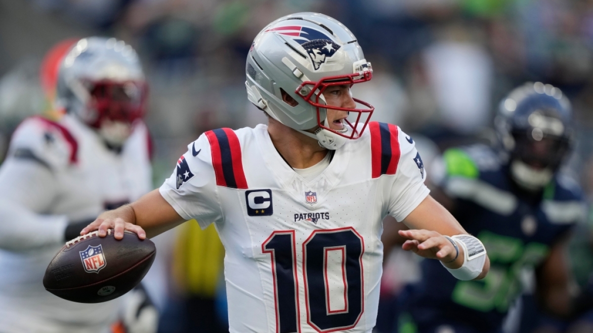 American Football, M&auml;nner: Profiliga NFL, Hauptrunde, Seattle Seahawks - New England Patriots. Drake Maye, Quarterback der New England Patriots, sucht nach einem Passempf&auml;nger. (Foto)
