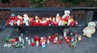Trauerkerzen, Blumen und Kuscheltiere liegen nach einem brutalen Messer-Angriff hier in einem Park in Aschaffenburg, wo ein 28-Jähriger zwei Menschen getötet hat.