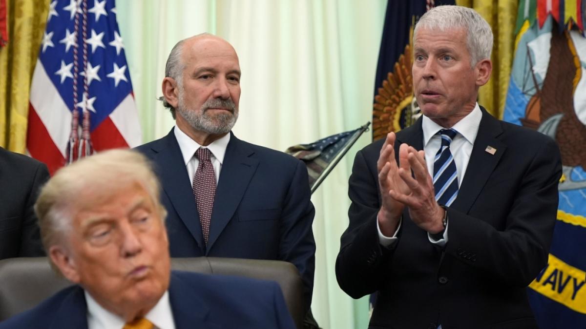US-Energieminister Chris Wright (r.) h&auml;lt im Beisein von Donald Trump eine Rede im Wei&szlig;en Haus. (Foto)