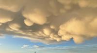 Mammatuswolken nach einem Gewitter über Berlin.
