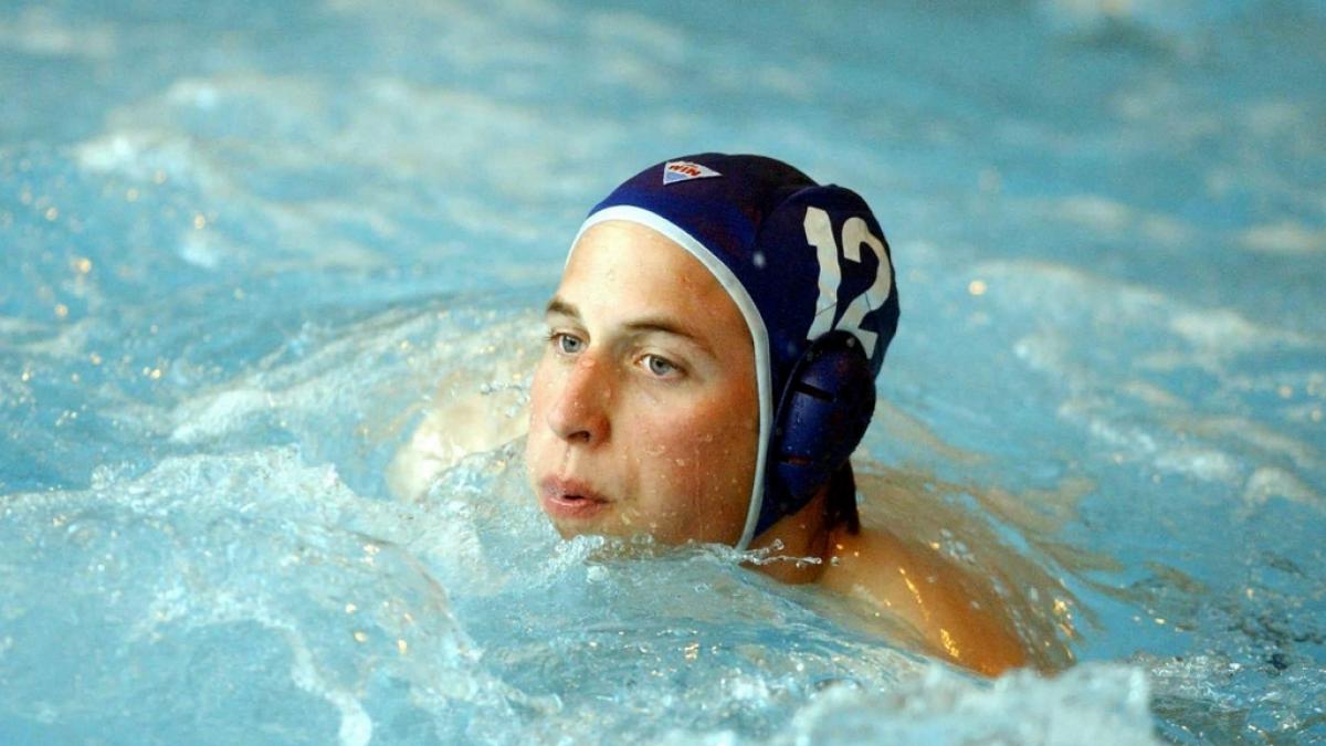 Prinz William spielte während seiner Universitätszeit Wasserball. Während sich weibliche Fans damals freuten, kann man heute über die Schnappschüsse schmunzeln. Ein Prinz mit Badekappe - wie niedlich. (Foto)