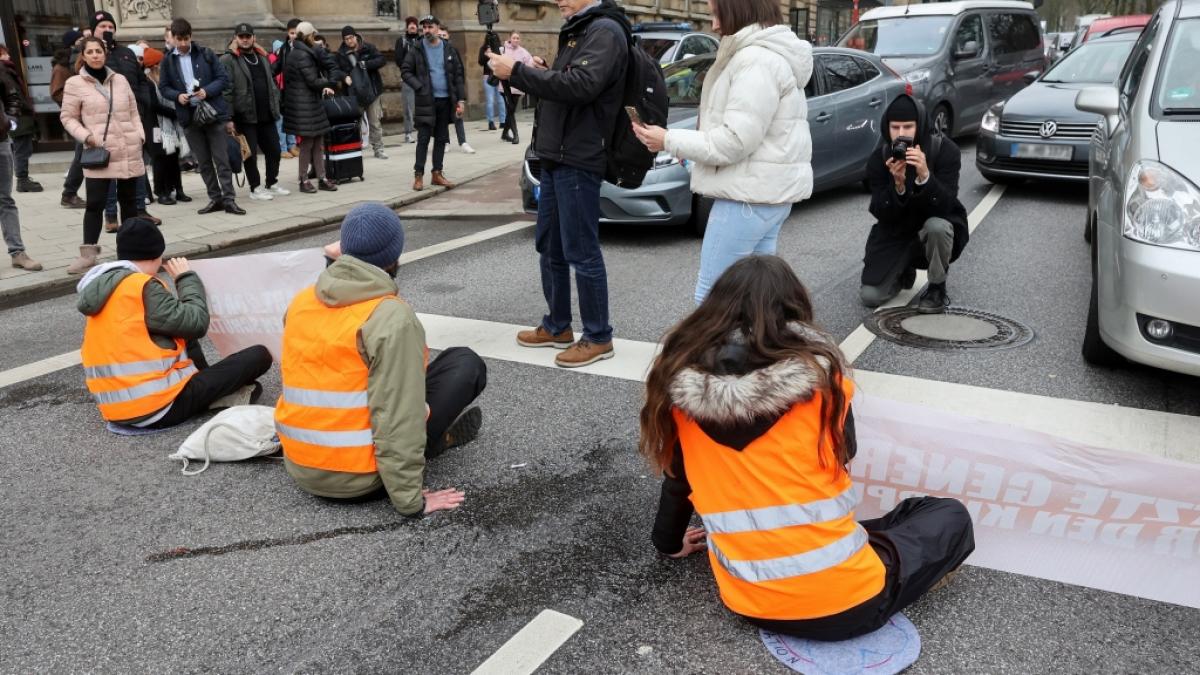 Klima-Aktivisten der "Letzten Generation" kleben sich immer wieder auf Stra&szlig;en fest (hier in Hamburg). (Foto)