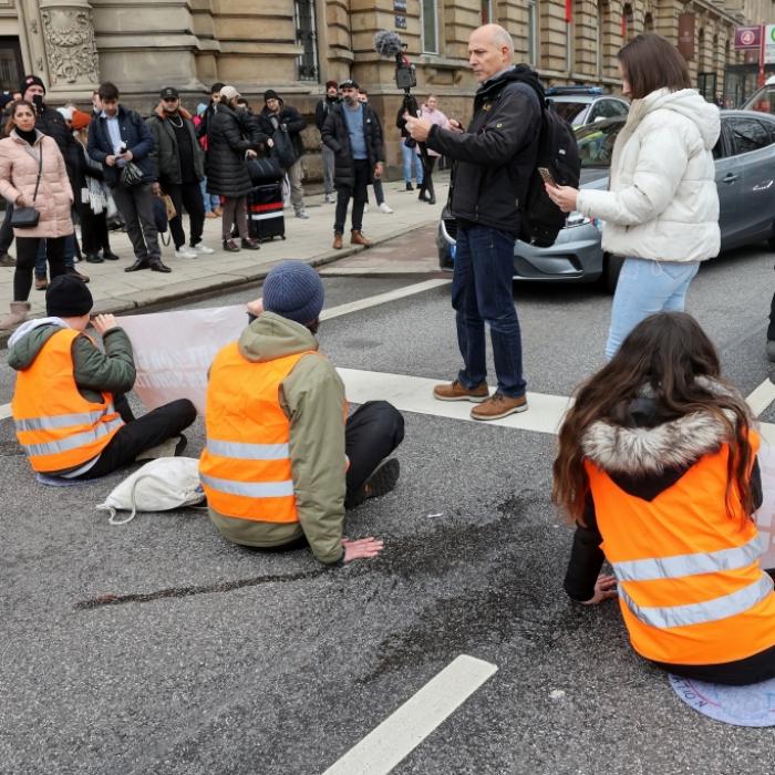 Klima-Kleber zu Haftstrafe verurteilt! Wenig später sitzt er wieder auf der Straße